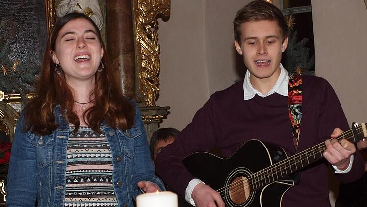 Marie Kestel und Maxi Stenglein (mit Gitarre) sangen zwei Hits von  Ed Sheeran und Carol King.Alfred Thieret
