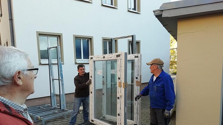 Fleißige gelernte und ungelernte Helfer packten beim Einbau der neuen Fenster in die Alte Schule in Reichenbach mit an. Foto: Matthias Nöth