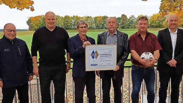Übergabe der Urkunde "Goldene Raute" an den BSC (von links): Kreisvorsitzender BLSV i. R. Rainer Werner, Kreisvorsitzender BFV Rainer Lochmüller, Klaus Eisenmann, Siegbert Fehr und die weiteren Vorstände Volker und Andrè Lang.