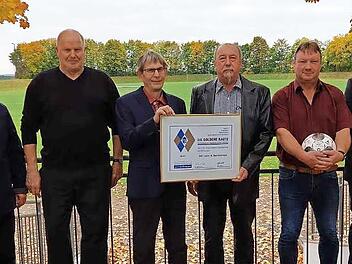 Übergabe der Urkunde "Goldene Raute" an den BSC (von links): Kreisvorsitzender BLSV i. R. Rainer Werner, Kreisvorsitzender BFV Rainer Lochmüller, Klaus Eisenmann, Siegbert Fehr und die weiteren Vorstände Volker und Andrè Lang.