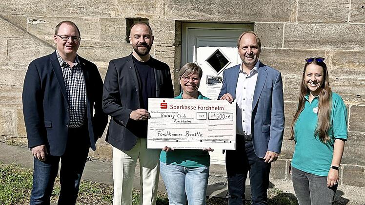 1500 Euro Spende gab es für das Forchheimer Laienschauspiel-Ensemble (v. l.): Rotary-Präsident Ralf Meisner, Schatzmeister des Hilfswerks Max Streit, Brettla-Vorsitzende Anja Schmitt, Vorsitzender des Rotary-Hilfswerks Ulrich Schürr und Brettla-Sc...