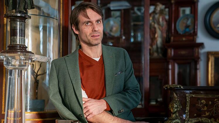 Christian Zoschitz (Konrad Singer) wurde in seinem Antiquitätengeschäft angegriffen. Wirklich helfen lassen will er sich aber nicht.