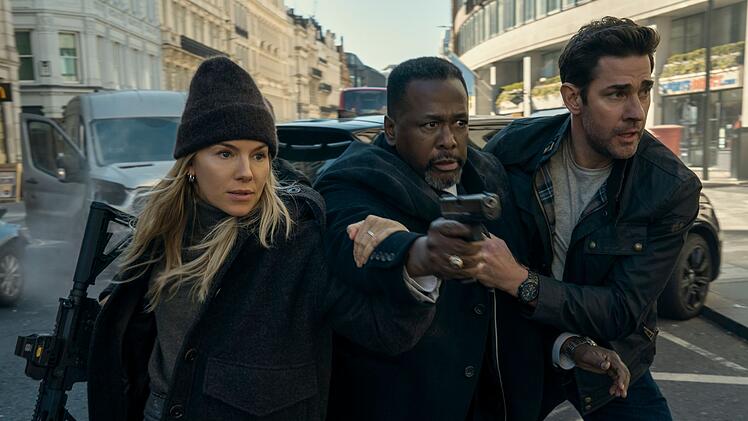 MI6-Agentin Emma Marlow (Sienna Miller) unterst&uuml;tzt den CIA-Vizechef James Greer (Wendell Pierce, Mitte) und Jack Ryan (John Krasinski) in brenzligen Situationen.