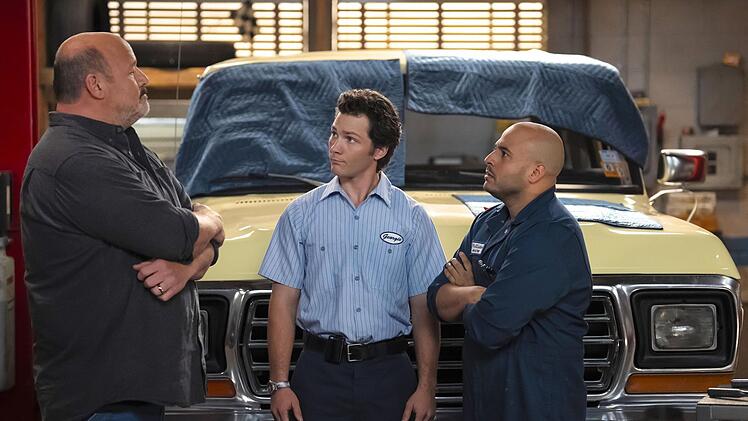 Georgie und Ruben (Jessie Prez, rechts) haben den Reifenladen von Mandys Vater Jim (Will Sasso) &uuml;bernommen.