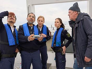 Zum Auftakt der dritten Staffel "WaPo Elbe" suchen Maike Junghans (Carina Wiese, Mitte) und Sami Fares (Adnan Maral, zweiter von links) zusammen mit Jana Macourek (Barbara Prakopenka) und Moritz Kr&auml;tschmer (Ferdi &Ouml;zten, links) nach zwei R&auml;ubern.