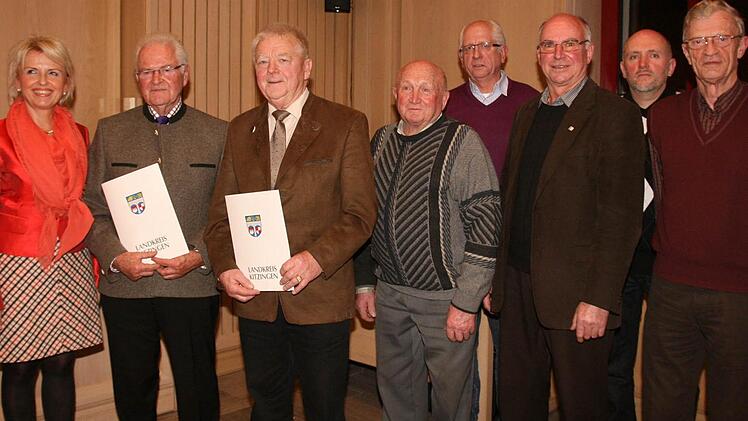 Landrätin Tamara Bischof zeichnet Alois Fröhling, Walter Wirsing und  die Interessengemeinschaft Elfleinhäusle  mit Fritz Engel, Peter Heß, Rudolf Wandler, Manfred Gruber und Willi Gruschke mit dem Ehrenamtspreis aus. Fotos:  Molitor