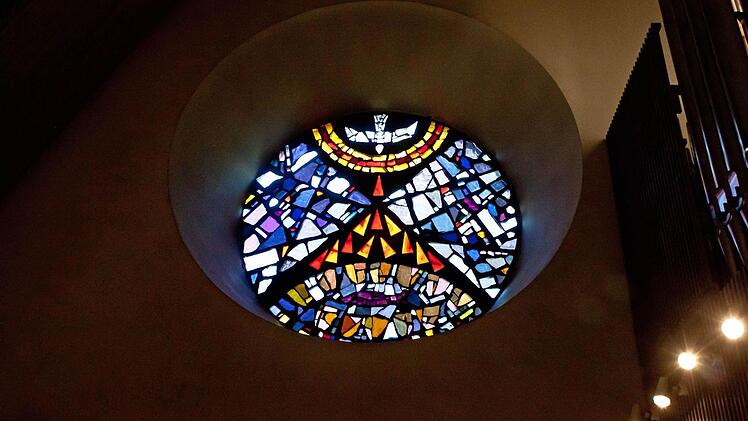 Farbiges Glasfenster auf der Empore der Salvatorkirche.Foto: Jochen Berger