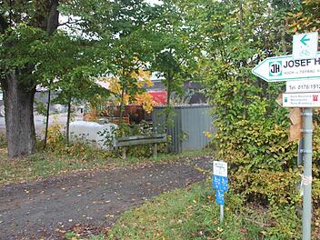 Mitte der Woche stand noch ein Laster auf dem Hums-Gelände in Eyrichshof, mittlerweile wurde er im Rahmen der Sicherung der Insolvenzmasse abgezogen.Foto: Ralf Kestel