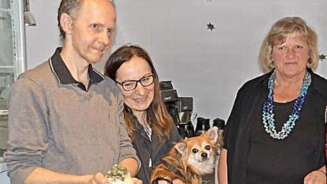 Der scheidende Zweite Vorsitzende Wolfram Stutz und seine Frau Katharina (Mitte) wurden von Vorsitzender Karin Minet (rechts) mit der traditionellen Eidechse des Literaturvereins geehrt. Foto: Uschi Prawitz