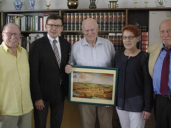 Glückwünsche Geburtstag erhielt Winfried Benner (M.) von (v.l.) BLSV-Kreisvorsitzendem Rainer Werner, Bürgermeister Armin Warmuth, Vize-Landrätin Monika Horcher und Dieter Galm.  Foto: Winfried Ehling