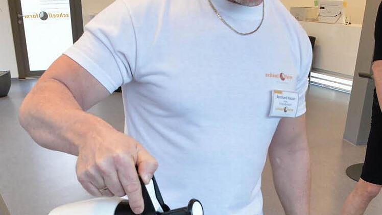 Bernhard Hauser bewässert die Weste. Foto: Ronald Rinklef