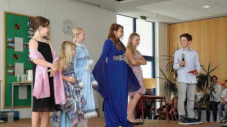 Eine Modenschau entf&uuml;hrte in die Vergangenheit. Foto: Richard S&auml;nger