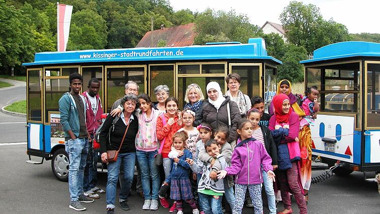 Die Fahrt im Kurb&auml;hnle von der Stadt zum Wildpark Klaushof war ein besonderes Erlebnis f&uuml;r die Kinder.  Fotos: Karin Reinshagen