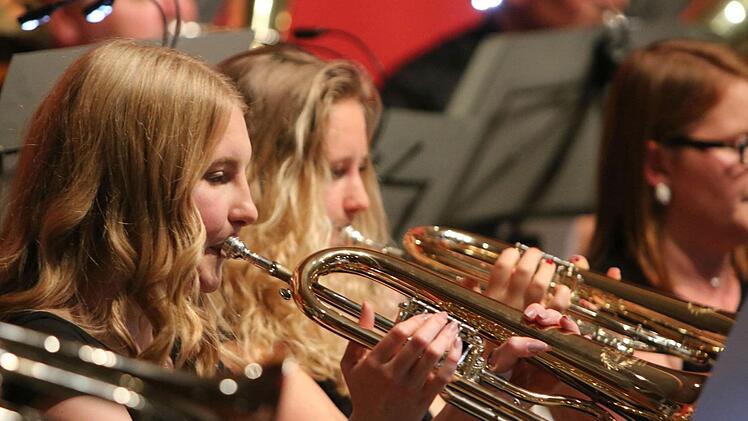 Begeisterten Beifall verdiente sich die Blaskapelle Meeder bei ihrem Jahreskonzert in der ausverkauften Schulturnhalle. Foto: Jochen Berger