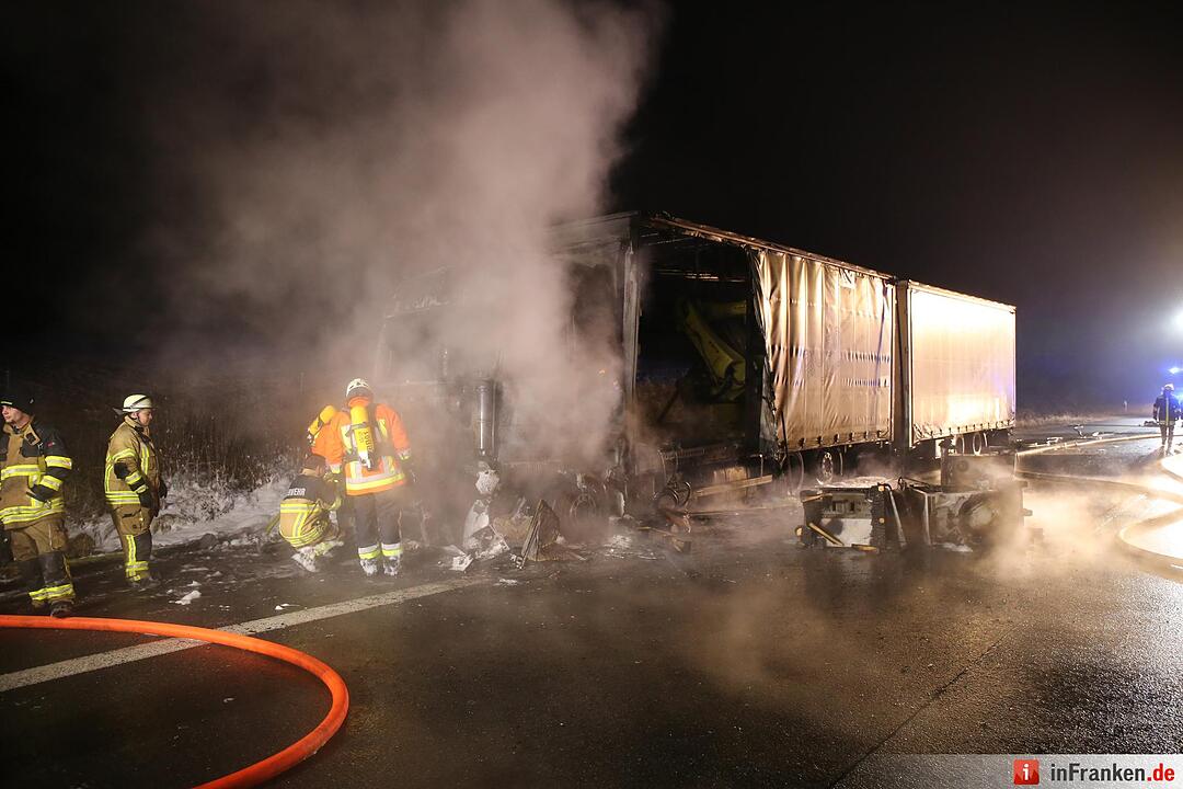 Brennender Lastwagen blockiert Autobahn - A9 beidseitig aufgrund Rauchentwicklung gesperrt