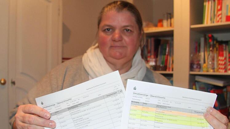 Die Kulmbacherin Gaby Popp machte eine unangenehme Entdeckung: Als sie sich die Kontoauszüge ihrer Mutter zuschicken ließ, bekam sie auch die Auszüge eines Fremden von der Sparkasse Kulmbach-Kronach übermittelt. Foto: Sonny Adam