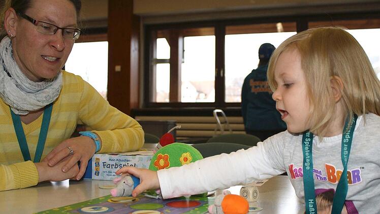 Die kleine Paula und Manuela Schade aus Rentweinsdorf probierten das "Mäuschenfarbspiel". Foto: Ralf Naumann