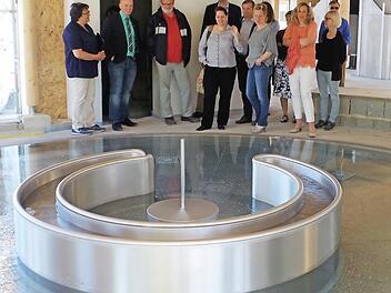 Begeistert zeigten sich die Tourismusexperten vom Kinderbecken des Schwimmbads. Mit im Bild auch 2. Bürgermeisterin Monika Barnickel (links) sowie Architekt Winfried Lebok (Dritter von links). Foto: gf