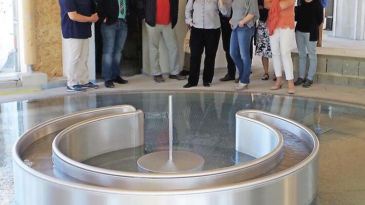 Begeistert zeigten sich die Tourismusexperten vom Kinderbecken des Schwimmbads. Mit im Bild auch 2. Bürgermeisterin Monika Barnickel (links) sowie Architekt Winfried Lebok (Dritter von links). Foto: gf