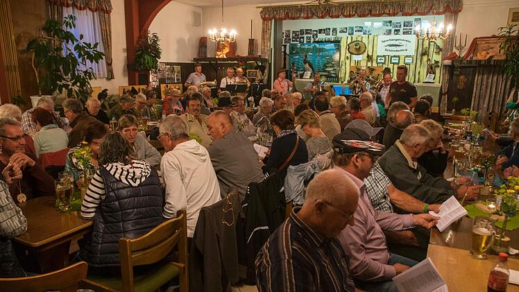 Mitsingen war angesagt, bei den "Waldfensterer Bergmusikanten" im zum bersten gefüllten Saal des Gasthauses "Zur Traube". Foto: Jürgen Hüfner