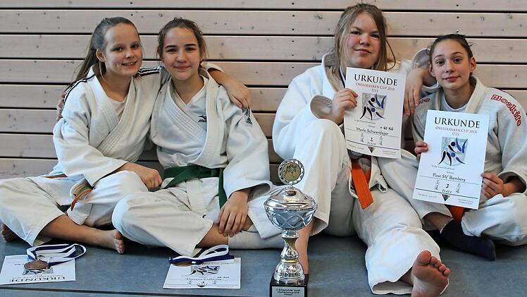 Die Judo-M&auml;dchen des Post-SV mit dem Pokal f&uuml;r den dritten Platz in der Mannschaftswertung, v.&nbsp;l.: Luisa Grahl, Theresa Gehring, Merle Schwertfeger, Jessica Popp Foto: privat