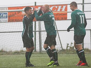 Der Friesener Silius Bauer (rechts) war am vergangenen Wochenende beim 2:2 beim SV Wolfers-/Neuengrün zweimal erfolgreich. Am Sonntag erwartet er mit seiner Mannschaft Tabellenführer Jura Arnstein.  Foto: H. Weiß