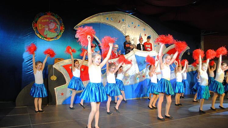 Stimmung gemacht wurde von den kecken Cheerleaderinnen. Foto: Evelyn Schneider