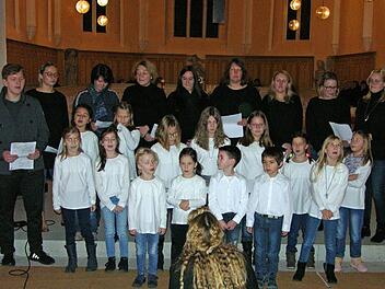 Der Weidhäuser Sängernachwuchs zeigte sich bei der Aufführung der Gruppe Just Kids & Moms in der Klosterkirche Sonnefeld ganz bei der Sache.  Foto: Klaus Oelzner