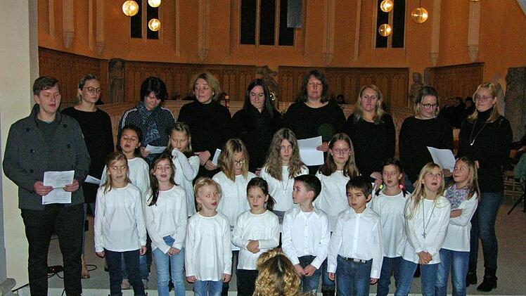 Der Weidhäuser Sängernachwuchs zeigte sich bei der Aufführung der Gruppe Just Kids & Moms in der Klosterkirche Sonnefeld ganz bei der Sache.  Foto: Klaus Oelzner