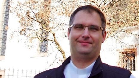 Der 36-jährige Christian Montag trat im Herbst als Pfarrvikar in Altenbanz und Kloster Banz die Nachfolge von Hans-Werner Alt an, der dort 42 Jahre als Pfarrer wirkte. Foto: Mario Deller