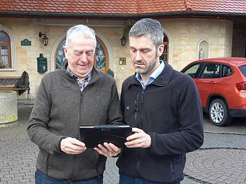 Testlauf mit dem Tablet: Mottens Bürgermeister Jochen Vogel (rechts) und Werner Paltian vom Haubenhof überzeugten sich gleich einmal davon, wie das schnelle Internet in der Praxis funktioniert.Foto: Rolf Pralle