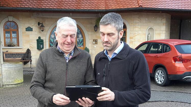 Testlauf mit dem Tablet: Mottens Bürgermeister Jochen Vogel (rechts) und Werner Paltian vom Haubenhof überzeugten sich gleich einmal davon, wie das schnelle Internet in der Praxis funktioniert.Foto: Rolf Pralle