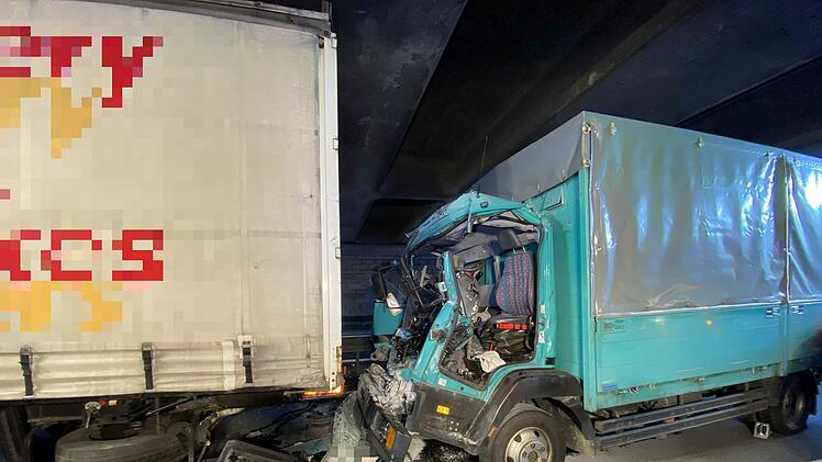 Auf Lastwagen aufgefahren: Zwei Schwerverletzte nach Unfall auf A9