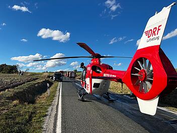 LKW kollidiert mit PKW und f&auml;ngt Feuer: Autofahrer verstorben