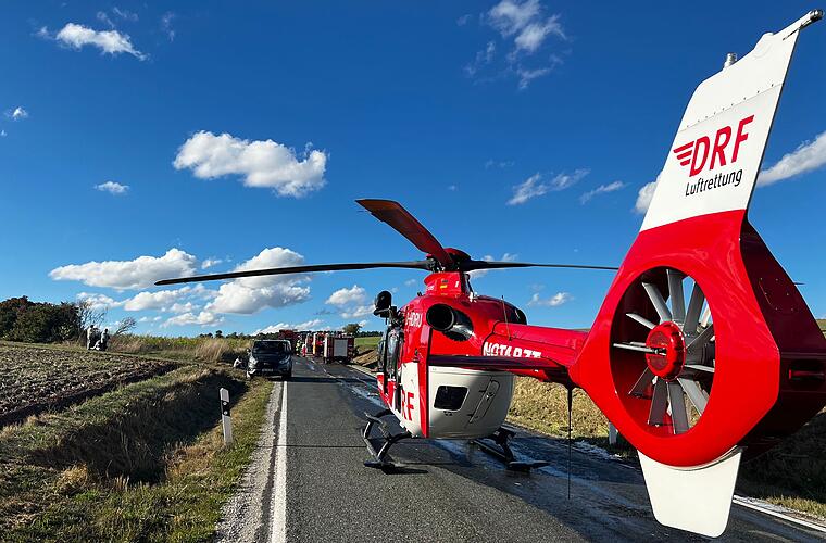 Tödlicher Verkehrsunfall bei Pommersfelden: Auto kollidiert mit Laster - Fahrer (29) stirbt am Unfallort