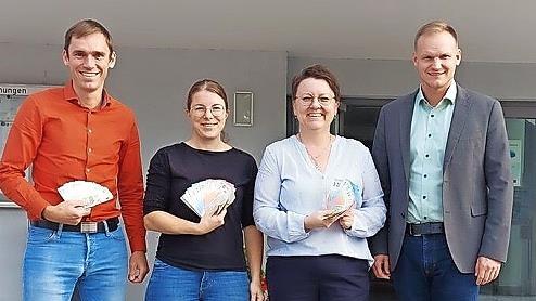 Spenden erhielten die örtlichen Musikvereine: (von links) Matthias Dees (Blaskapelle Ebenhausen), Stefanie Werner (Spirkenländer Blasmusik), Martina Straub (Musikverein Oerlenbach) und Bürgermeister Nico Rogge.