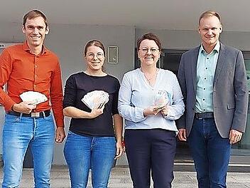 Spenden erhielten die &ouml;rtlichen Musikvereine: (von links) Matthias Dees (Blaskapelle Ebenhausen), Stefanie Werner (Spirkenl&auml;nder Blasmusik), Martina Straub (Musikverein Oerlenbach) und B&uuml;rgermeister Nico Rogge.