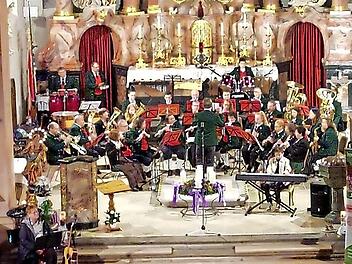 Die Jugendblaskapelle Gro&szlig;wenkheim sowie die Gitarrengruppe gl&auml;nzten beim Weihnachtskonzert.