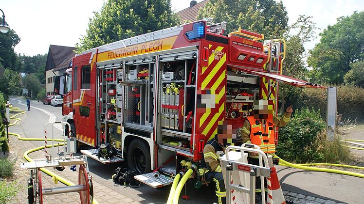 Brand im Dachstuhl: Feuer zerst&ouml;rt Doppelhaus im Kreis Bayreuth