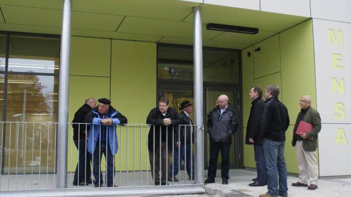 Jetzt wird die Mensa in Eltmann langsam fertig, auch die kleine Grünanlage vor dem Neubau soll nächste Woche angelegt werden. Der Bauausschuss machte sich am Donnerstag ein Bild vom Stand der Arbeiten. Fotos: sw