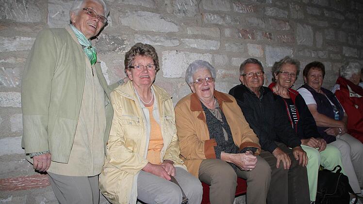 Warten auf den Abend: Brigitta Bohlig (v. l.), Anita Kirchner, Rita Bollwein, Herbert und Hiltrud Grossmüller und Inge Gärtner.