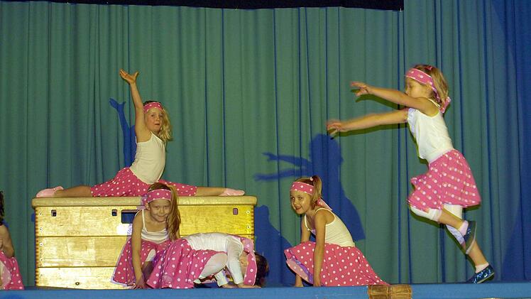 Tänze aus dem Musical "Grease" brachten die fünfjährigen Mädchen toll rüber.  Foto: Susanne Deuerling