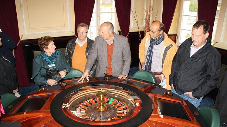 Die Kreisräte (von links) Irmgard Heinrich, Emil Müller, Michael Heppes, Edgar Kast und Volker Partsch am Roulette-Tisch im privat betriebenen Casino im Zentrum von Franzensbad.