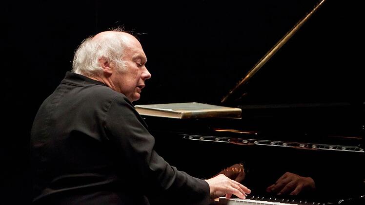 Faszinierender Pianist und genialer Musik-Erklärer: Michael Leslie bei seinem Beethoven-Abend in Coburg. Foto: Jochen Berger