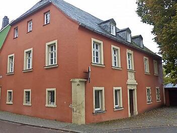 Das Haus am Marktplatz in Grafengehaig soll altengerechten Wohnungen Platz machen. Foto: Klaus-Peter Wulf