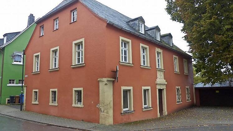 Das Haus am Marktplatz in Grafengehaig soll altengerechten Wohnungen Platz machen. Foto: Klaus-Peter Wulf
