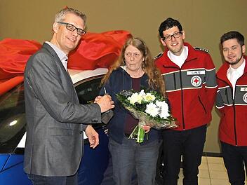 Uwe Kirschstein (l.) sowie Christoph Piltz und Christian Karg beglückwünschen Gisela Stein zu ihrem Gewinn.  Foto: Gerhard Hoch