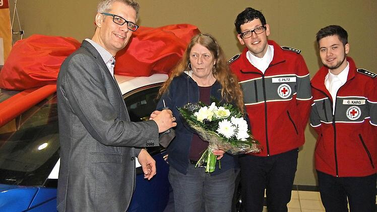 Uwe Kirschstein (l.) sowie Christoph Piltz und Christian Karg beglückwünschen Gisela Stein zu ihrem Gewinn.  Foto: Gerhard Hoch