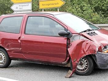 Der Renault war nach dem Zusammenstoß nicht mehr fahrbereit. Foto: Richard Sänger