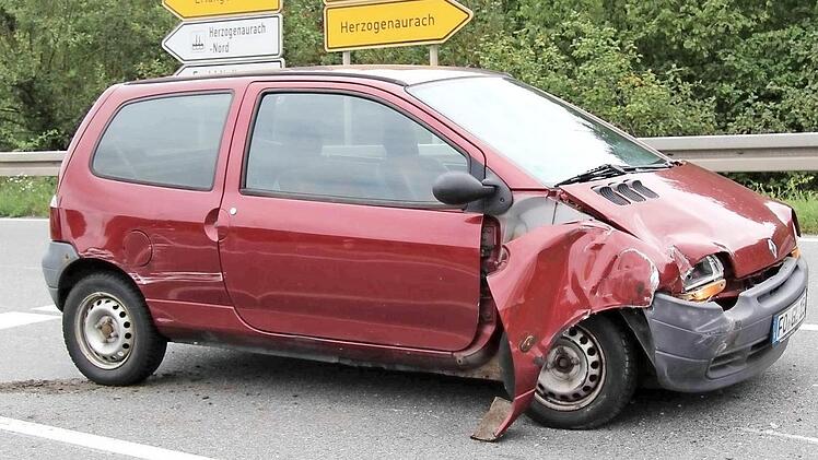 Der Renault war nach dem Zusammenstoß nicht mehr fahrbereit. Foto: Richard Sänger